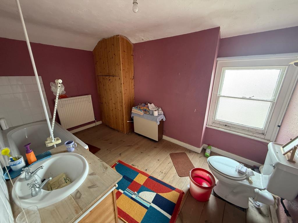 Lot: 96 - COMMERCIAL INVESTMENT WITH VACANT SPLIT LEVEL FLAT ABOVE - bathroom